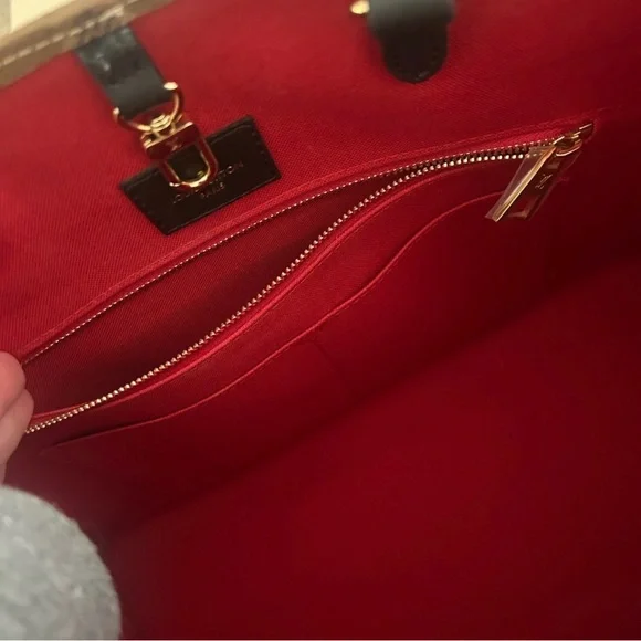 Louis Vuitton On the Go MM Monogram Tote - Picture 8 of 12